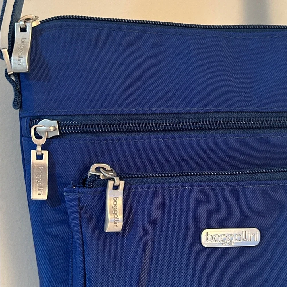 Baggallini Crossbody in Royal Blue